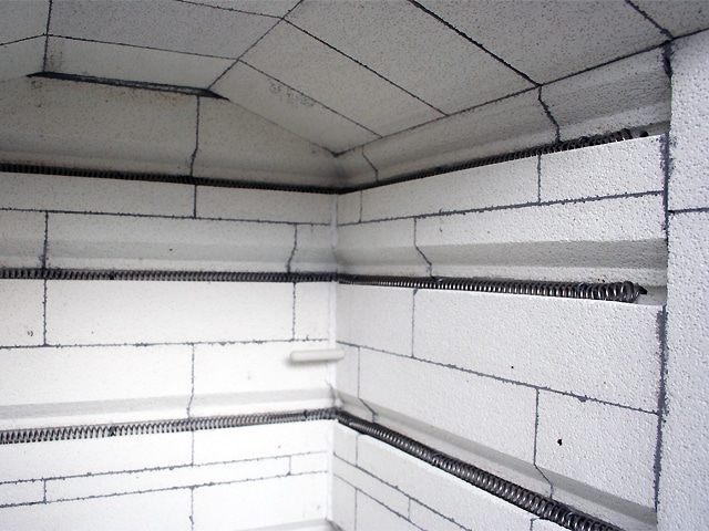 中型電気窯　DFA-06　炉内のヒーター線などの画像です。