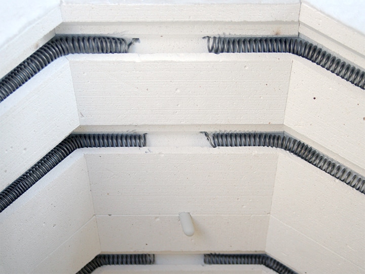 中型電気窯　SV-2型　炉内のヒーター線や熱電対などの画像です