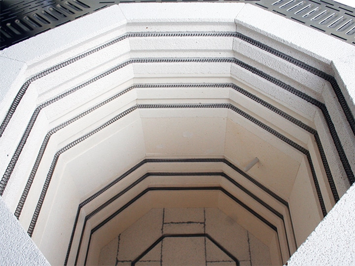 中型電気窯　DUB(写真はDUB-07)　炉内のヒーター線や熱電対などの画像です