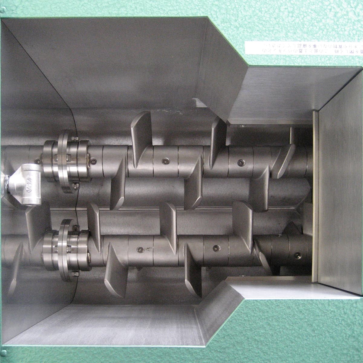 真空循環式粘土再生機　ワンダー20　粘土投入口の蓋を開けて、土練室を見た画像です