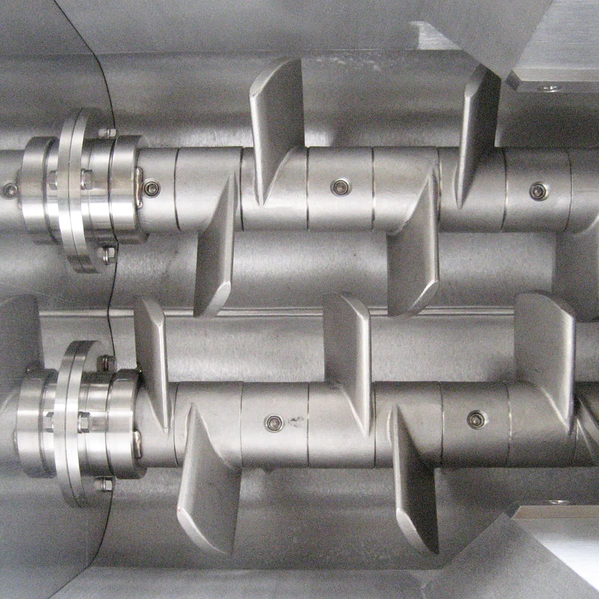 真空循環式粘土再生機　ワンダー20　粘土投入口からスクリューを見た画像です