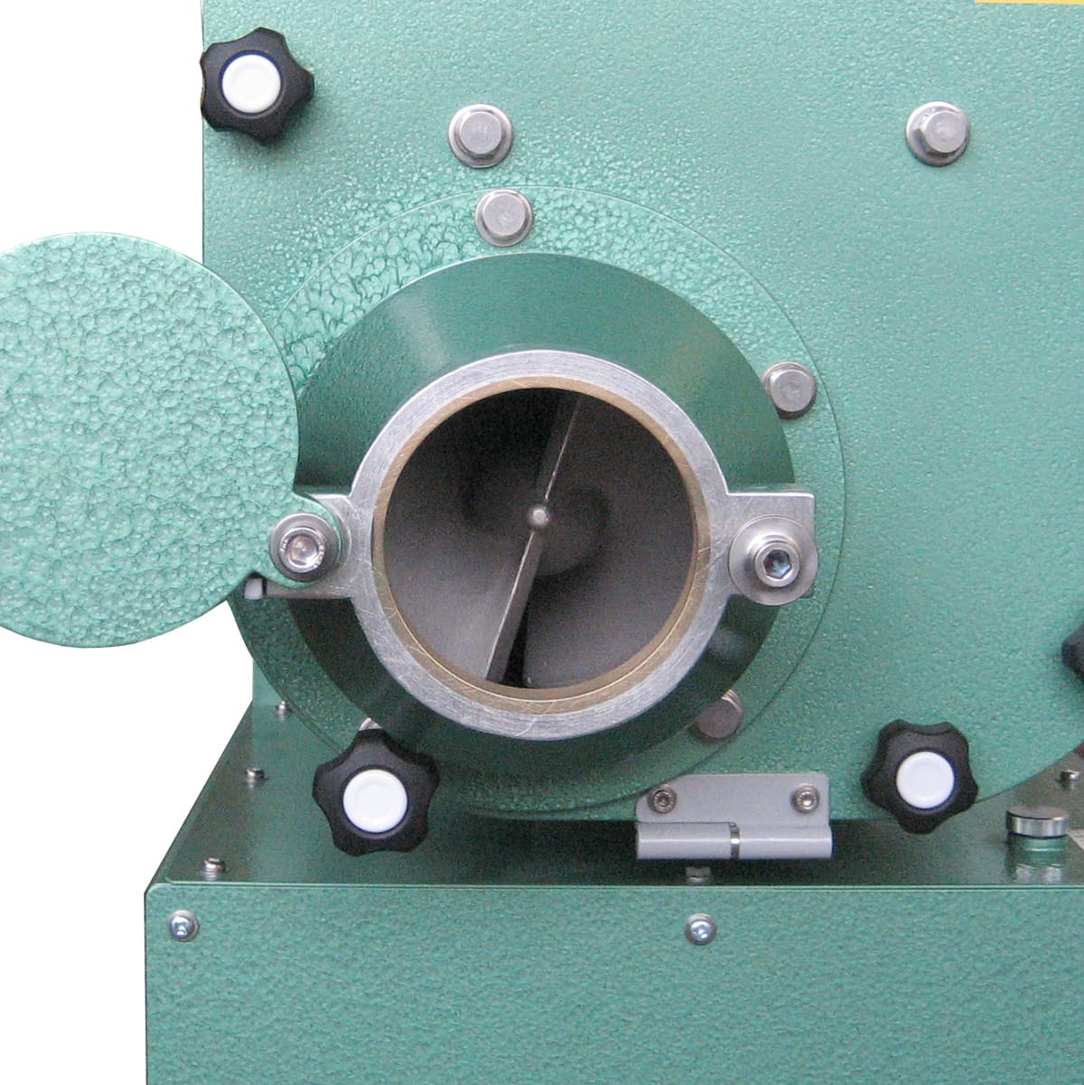 真空循環式粘土再生機　ワンダー20　粘土吐出口からスクリューを見た画像です