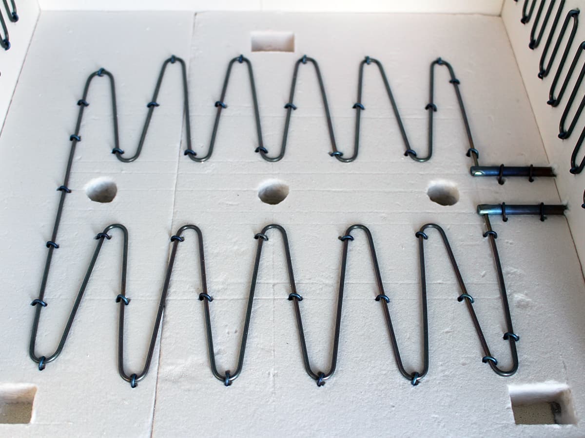 電気窯　LK(写真はLK-5型)　炉内の下方やヒーター線などの画像です