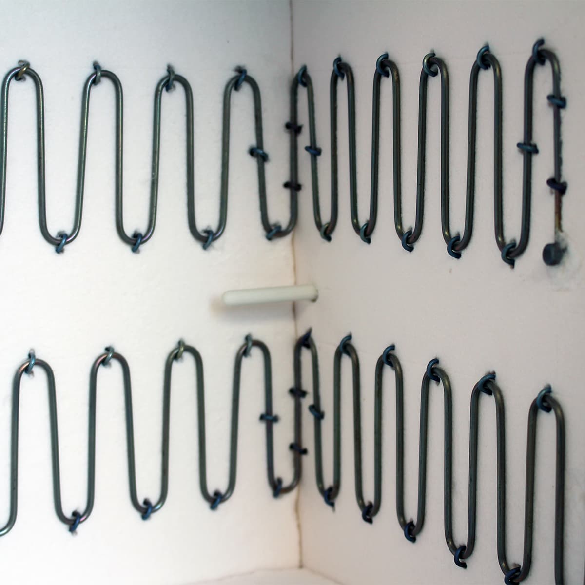 電気窯　LK(写真はLK-5型)　炉内のヒーター線や熱電対などの画像です