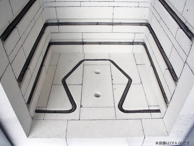 中型電気窯　DFA-08　炉内のヒーター線などの画像です