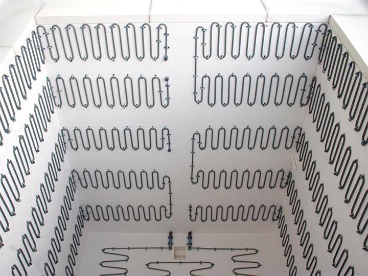 中型電気窯　LR-10　炉内のヒーター線や熱電対などの画像です