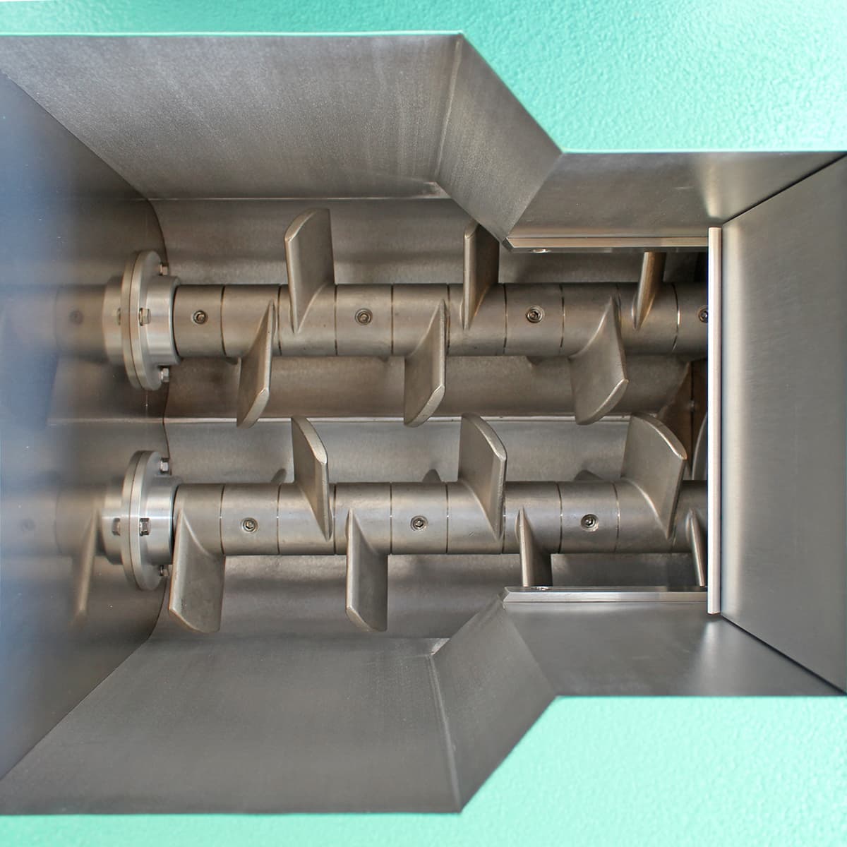 循環式粘土再生機　HT-20　シャフトル　粘土投入口の蓋を開けて、土練室を見た画像です