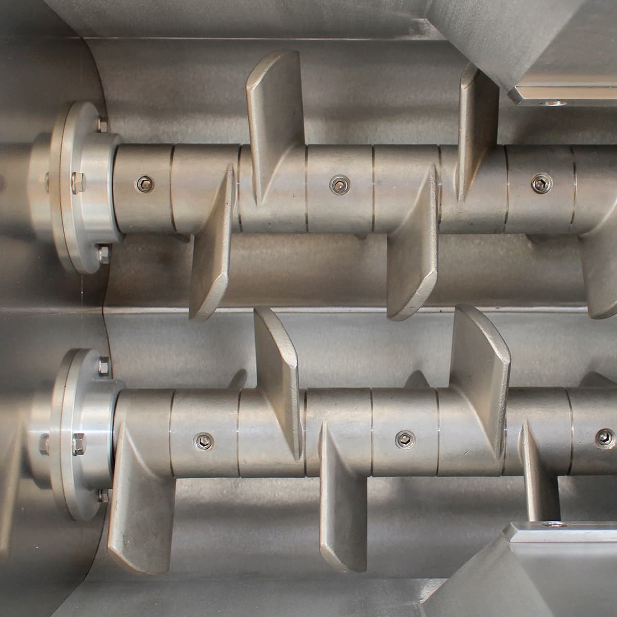 循環式粘土再生機　HT-20　シャフトル　粘土投入口からスクリューを見た画像です